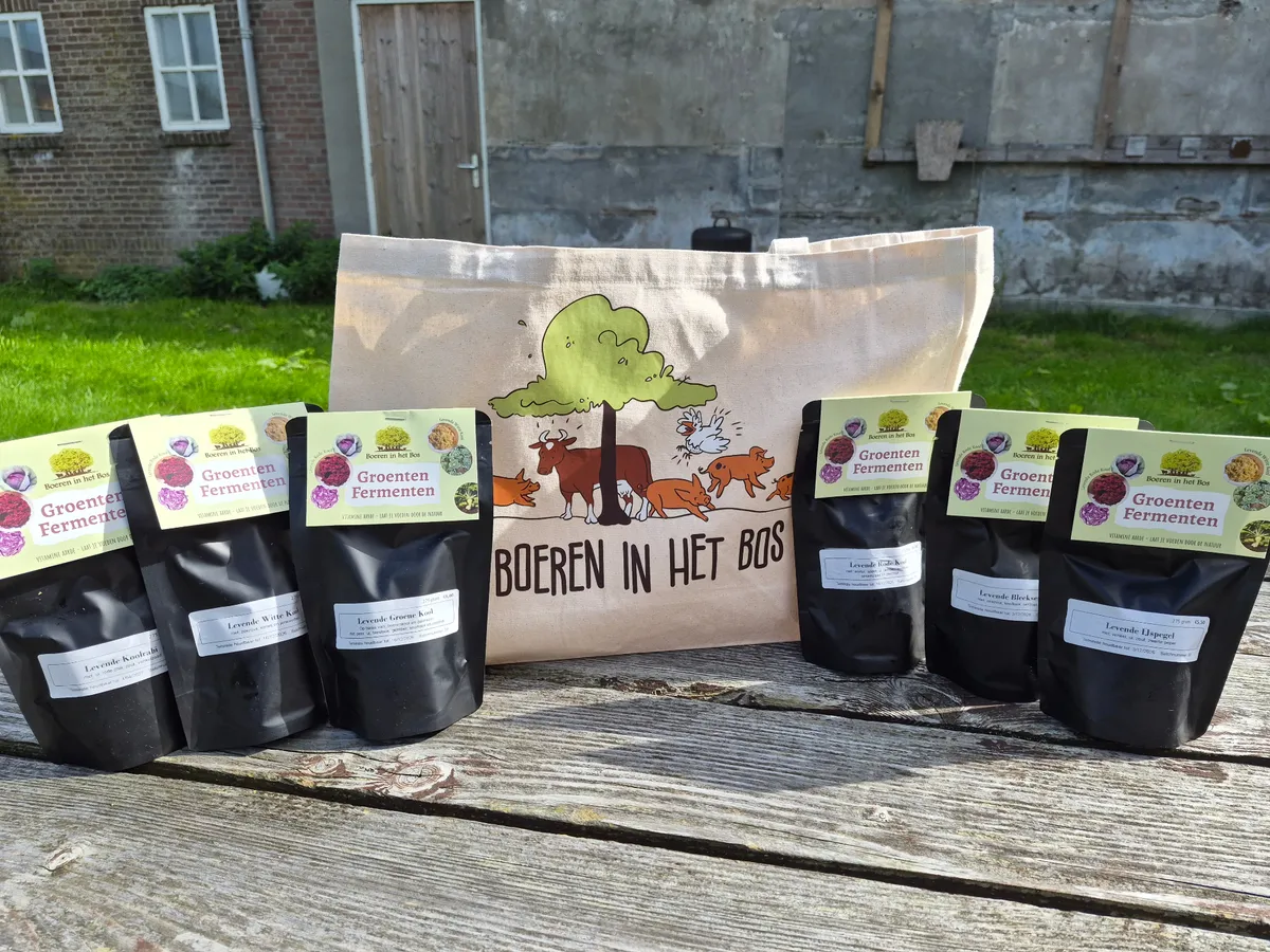 Zakjes levende fermenten van Boeren in het Bos op een rijtje op de houten tafel op het erf